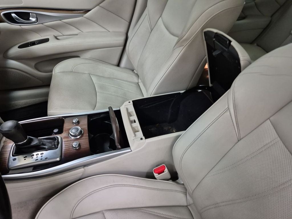2015 INFINITI Q70L 5.6