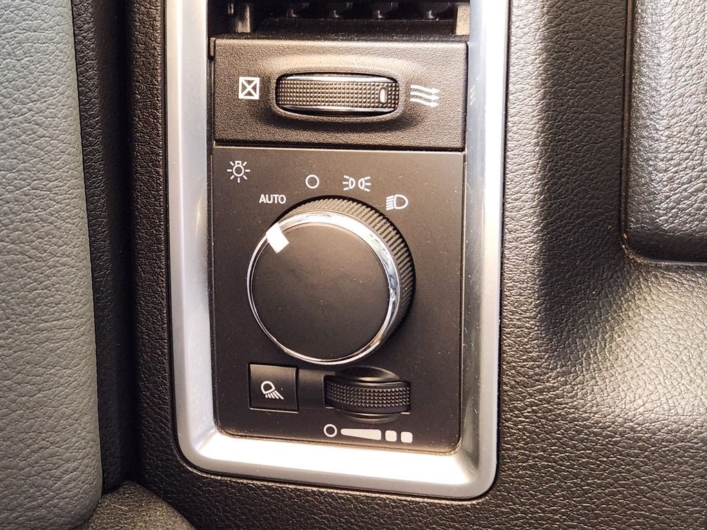 2023 RAM 1500 Classic SLT Crew Cab 4x2 5'7" Box