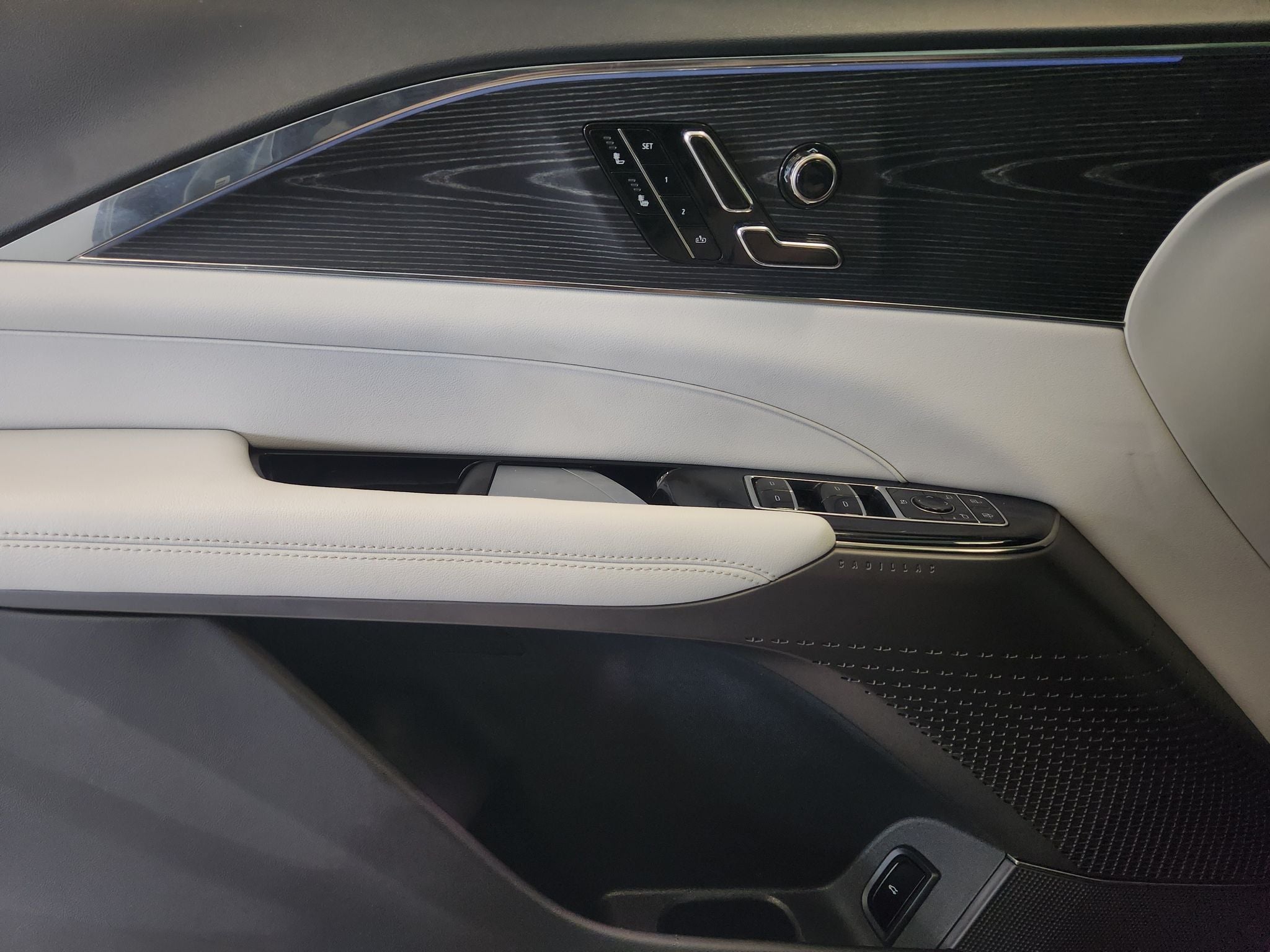 2024 Cadillac LYRIQ Luxury 1